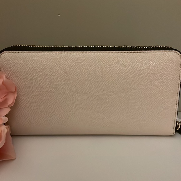Coach “New York” Cream and Tan Leather Zip-around Wallet - Picture 2 of 6